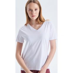 Gładka koszulka Basic - Biały. T-shirty damskie marki Cropp. Za 24.99 zł.
