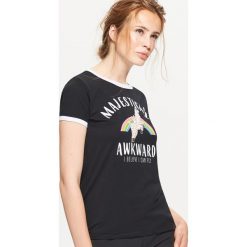 Koszulka z lamą - Czarny. Bluzki damskie Cropp. Za 29.99 zł.