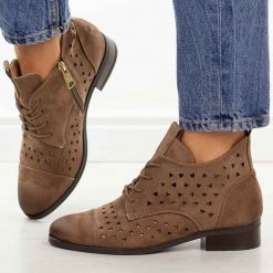 Beżowe zamszowe ażurowe botki damskie Vinceza 58620. Brązowe botki damskie VINCEZA, na jesień, z jeansu, eleganckie, z okrągłym noskiem, bez obcasa, na obcasie, bez zapięcia. W wyprzedaży za 192.72 zł.