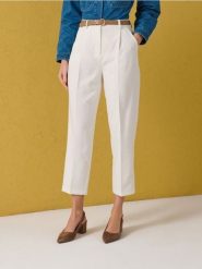 Spodnie carrot z nogawką w kant i paskiem - kremowy. Białe spodnie materiałowe damskie Sinsay, l, bez wzorów. Za 59.99 zł.