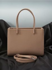 Torebka - brązowy. Brązowe torebki do ręki damskie Sinsay, bez wzorów, sportowe, bez dodatków. Za 79.99 zł.