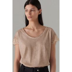 Bawełniana koszulka z koronkowymi rękawami - Kremowy. T-shirty damskie Mohito. W wyprzedaży za 19.99 zł.