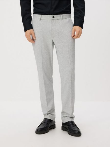 Garniturowe spodnie slim fit - jasnoszary. Szare eleganckie spodnie męskie Reserved, l, bez wzorów, z dzianiny. Za 149.99 zł.