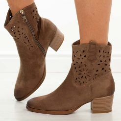 C.Beżowe ażurowe botki damskie na obcasie Vinceza 58452. Brązowe botki damskie VINCEZA, na jesień, z jeansu, eleganckie, bez obcasa, na obcasie, bez zapięcia. Za 229.00 zł.