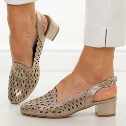 Złote sandały damskie na obcasie M.Daszyński Sa210-13. Żółte sandały damskie M.Daszyński, w ażurowe wzory, ze skóry, bez obcasa, na obcasie, bez zapięcia. W wyprzedaży za 161.10 zł.