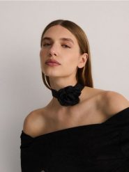 Wiązany szal z kwiatem - czarny. Czarne szaliki i chusty damskie Reserved, bez wzorów. W wyprzedaży za 45.99 zł.