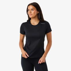 Koszulka treningowa damska Swedemount Ultra Light Tee szybkoschnąca. Czarne koszulki sportowe damskie SWEDEMOUNT, bez wzorów, sportowe, bez kołnierzyka. Za 129.99 zł.