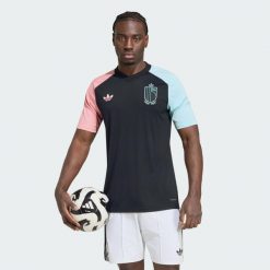Przedmeczowa koszulka wyjazdowa Belgia 26. Czarne koszulki sportowe męskie Adidas, xs, bez wzorów, z materiału, bez kołnierzyka, bez ramiączek, na fitness i siłownię, climacool (adidas). Za 299.00 zł.