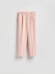 Spodnie z kantem - pastelowy róż. Czerwone spodnie materiałowe damskie Reserved, l, bez wzorów, z tkaniny. Za 129.99 zł.