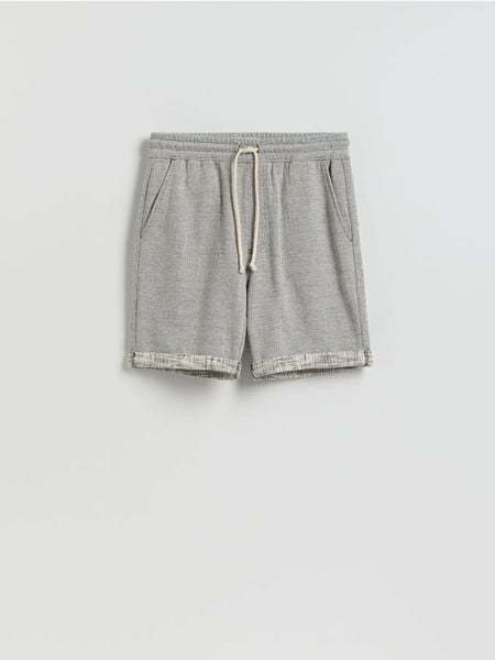 Szorty regular fit - ciemnoszary. Szare szorty męskie Reserved, l, bez wzorów, z bawełny. Za 89.99 zł.