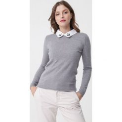 Szary Sweter Ryann. Szare swetry damskie Born2be, na zimę, l, z aplikacjami, eleganckie, bez kołnierzyka, bez ramiączek, długie, bez kaptura. Za 79.99 zł.