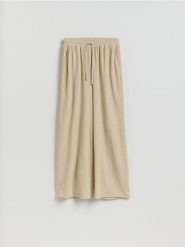 Spodnie ze strukturalnej dzianiny - beżowy. Brązowe spodnie materiałowe damskie Reserved, l, bez wzorów, z dzianiny. Za 89.99 zł.