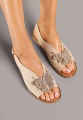 Beżowe Sandały z Ekozamszu Zdobione Cyrkoniami i Aplikacją z Motylem Falevelith. Brązowe sandały damskie Renee, z aplikacjami, bez obcasa, na płaskiej podeszwie, bez zapięcia. Za 69.99 zł.