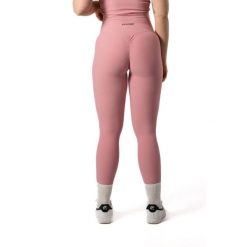 Damskie legginsy bezszwowe prążkowane z efektem scrunch – pudrowy róż. Czerwone legginsy sportowe damskie AESTHETIC WOLF, xl, bez wzorów, z dzianiny, z podwyższonym stanem, długie, na fitness i siłownię. Za 119.99 zł.