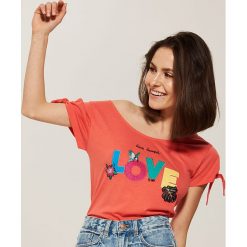 Koszulka z aplikacją love - Pomarańczo. T-shirty damskie marki House. W wyprzedaży za 29.99 zł.