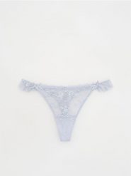 Koronkowe majtki typu stringi - jasnoniebieski. Niebieskie stringi damskie Reserved, l, bez wzorów, z koronki. W wyprzedaży za 12.99 zł.