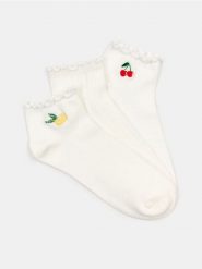 Bawełniane skarpetki z ozdobnymi falbankami 3 pack - kremowy. Białe skarpety damskie Sinsay, bez wzorów, z bawełny. Za 12.99 zł.