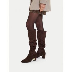 Kozaki Lasocki. Brązowe kozaki damskie Lasocki, bez obcasa, na słupku. Za 299.99 zł.