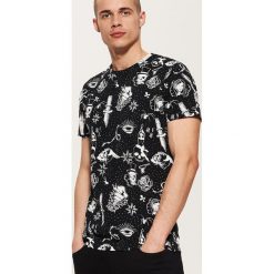 T-shirt z nadrukiem all over - Czarny. Czarne t-shirty damskie House, z nadrukiem. Za 39.99 zł.
