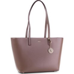 Torebka DKNY - R74A3014 Desert 253. Brązowe torebki do ręki damskie DKNY, ze skóry. Za 889.00 zł.
