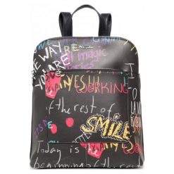 Desigual Plecak Damski Graffiti Wall Nanaimo Czarny. Czarne plecaki damskie Desigual, z napisami, eleganckie. Za 349.00 zł.