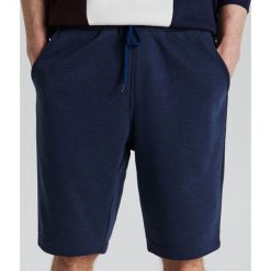 Dresowe szorty basic - Granatowy. Szorty męskie marki Cropp. Za 49.99 zł.