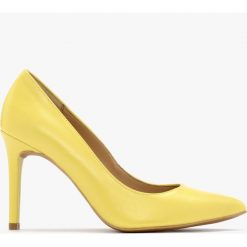 Żółte czółenka na wysokiej szpilce. Żółte czółenka damskie Ryłko, bez wzorów, ze skóry, bez obcasa, na szpilce, bez zapięcia. W wyprzedaży za 169.99 zł.