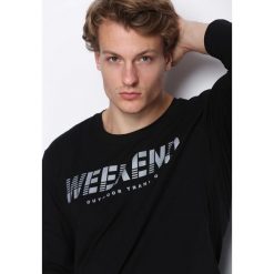Czarna Koszulka Weekend Vibes. Bluzki z długim rękawem męskie marki Born2be. Za 39.99 zł.