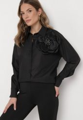Czarna Gładka Koszula na Guziki z Ozdobnym Kwiatem Wenia. Czarne bluzki damskie Born2be, m, z aplikacjami, eleganckie, bez kołnierzyka, bez ramiączek. Za 159.99 zł.
