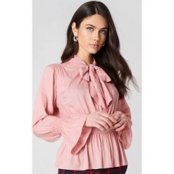 NA-KD Boho Bluzka z wiązaniem na szyi - Pink. Bluzki damskie marki NA-KD Boho. W wyprzedaży za 60.97 zł.