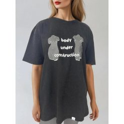 Czarny T-shirt Damski Retro - Body Under Construction BeShaped. Czarne koszulki sportowe damskie BESHAPED, bez wzorów, z bawełny, retro, bez kołnierzyka. W wyprzedaży za 169.15 zł.