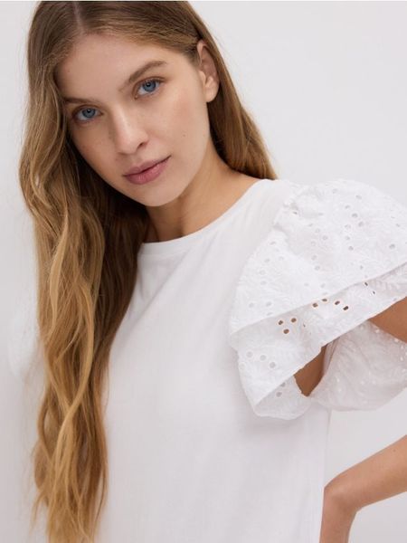 T-shirt z ażurowymi rękawami - biały. Białe t-shirty damskie Reserved, l, w ażurowe wzory, z bawełny, bez kołnierzyka. W wyprzedaży za 49.99 zł.