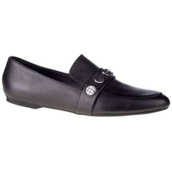 Buty Calvin Klein Ola Nappa W E8892BLK czarne. Czarne półbuty damskie bez wzorów, z materiału, eleganckie, bez obcasa, bez zapięcia. Za 344.53 zł.