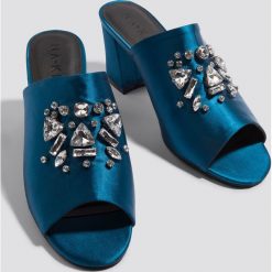 NA-KD Shoes Klapki ze zdobieniami - Blue. Niebieskie klapki damskie NA-KD Shoes, z satyny. W wyprzedaży za 109.17 zł.