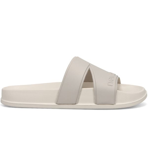 Klapki damskie New Balance SUF20SU3 – beżowe. Brązowe klapki damskie New Balance, bez wzorów, klasyczne, bez obcasa. Za 69.99 zł.