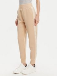 Guess Spodnie dresowe W5YB11 KBYE2 Beżowy Regular Fit. Brązowe spodnie dresowe damskie Guess, xxl, z aplikacjami, z dresówki. Za 299.99 zł.