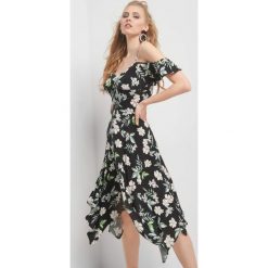 Sukienka z falbaną. Sukienki damskie Orsay. Za 119.99 zł.