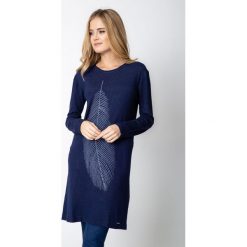 Długi granatowy sweter z piórem QUIOSQUE. Niebieskie swetry damskie QUIOSQUE, z dzianiny. Za 159.99 zł.