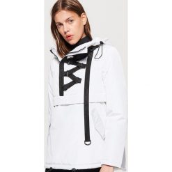 Kurtka typu anorak z taśmą - Biały. Białe kurtki damskie Cropp. W wyprzedaży za 69.99 zł.