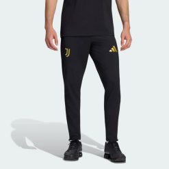 Spodnie Juventus Turin Tiro Travel. Czarne spodnie sportowe męskie Adidas, uniwersalny, bez wzorów, z dresówki, do piłki nożnej. Za 329.00 zł.