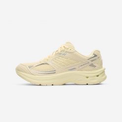 Buty sportowe damskie RR2K. Żółte obuwie sportowe damskie Decathlon, bez wzorów, z kauczuku, trekkingowe. Za 319.99 zł.