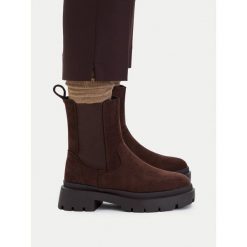 Sztyblety DeeZee. Brązowe botki damskie DeeZee, bez obcasa, na płaskiej podeszwie, bez zapięcia. Za 189.99 zł.