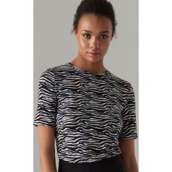 Koszulka z krótkimi rękawami - Czarny. Czarne t-shirty damskie marki Mohito, bez wzorów, bez kołnierzyka. Za 49.99 zł.