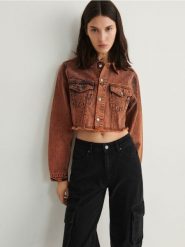 Krótka kurtka ze spranego denimu - pomarańczowy. Brązowe kurtki damskie Reserved, l, bez wzorów, z denimu, bez kaptura. W wyprzedaży za 99.99 zł.