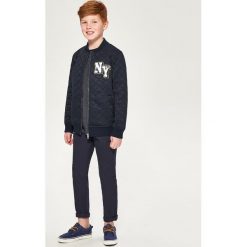 Pikowana bluza bomber - Granatowy. Bluzy dla chłopców marki Reserved. W wyprzedaży za 49.99 zł.