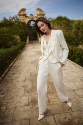 Marynarka w paski biała. Białe żakiety damskie MOODO, l, bez wzorów, z elastanu. Za 199.99 zł.