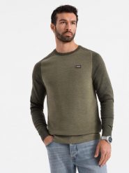 Bawełniany sweter męski z naszywką i raglanowymi rękawami oliwkowy V2 OM-SWSW-0121 L. Zielone bluzy męskie Ombre, l, z aplikacjami, z bawełny, bez kaptura. Za 317.70 zł.