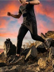 Spodnie tapered fit - czarny. Czarne spodnie materiałowe męskie Sinsay, l, bez wzorów. Za 59.99 zł.