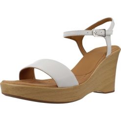 Sandały UNISA RITA 25 NTO Biały. Białe sandały damskie Unisa, bez wzorów, ze skóry, bez obcasa, bez zapięcia. Za 389.99 zł.
