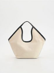 Tkaninowa torebka hobo - złamana biel. Torebki do ręki damskie Reserved, bez wzorów, ze skóry, bez dodatków. W wyprzedaży za 119.99 zł.